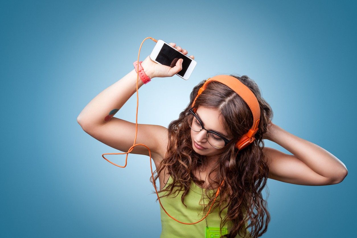 Over 1 billion youngsters at hearing loss risk due to headphones, loud