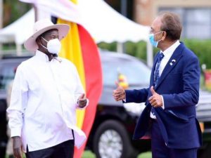 Lord Dolar Popat (R), prime minister’s trade envoy to Rwanda and Uganda (R) speaks to Ugandan president Yoweri Museveni 