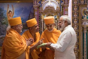 (L-R) Pujya Ishwarcharan Swami, Pujya Brahmvihari Swami, and HH Pujya Mahant Swami with Indian prime minister Narendra Modi.