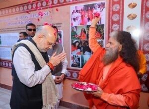 India home minister takes part in Parmarth Niketan Ganga Aarti