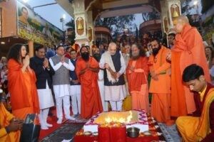 India home minister takes part in Parmarth Niketan Ganga Aarti