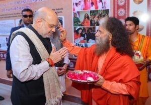 India home minister takes part in Parmarth Niketan Ganga Aarti