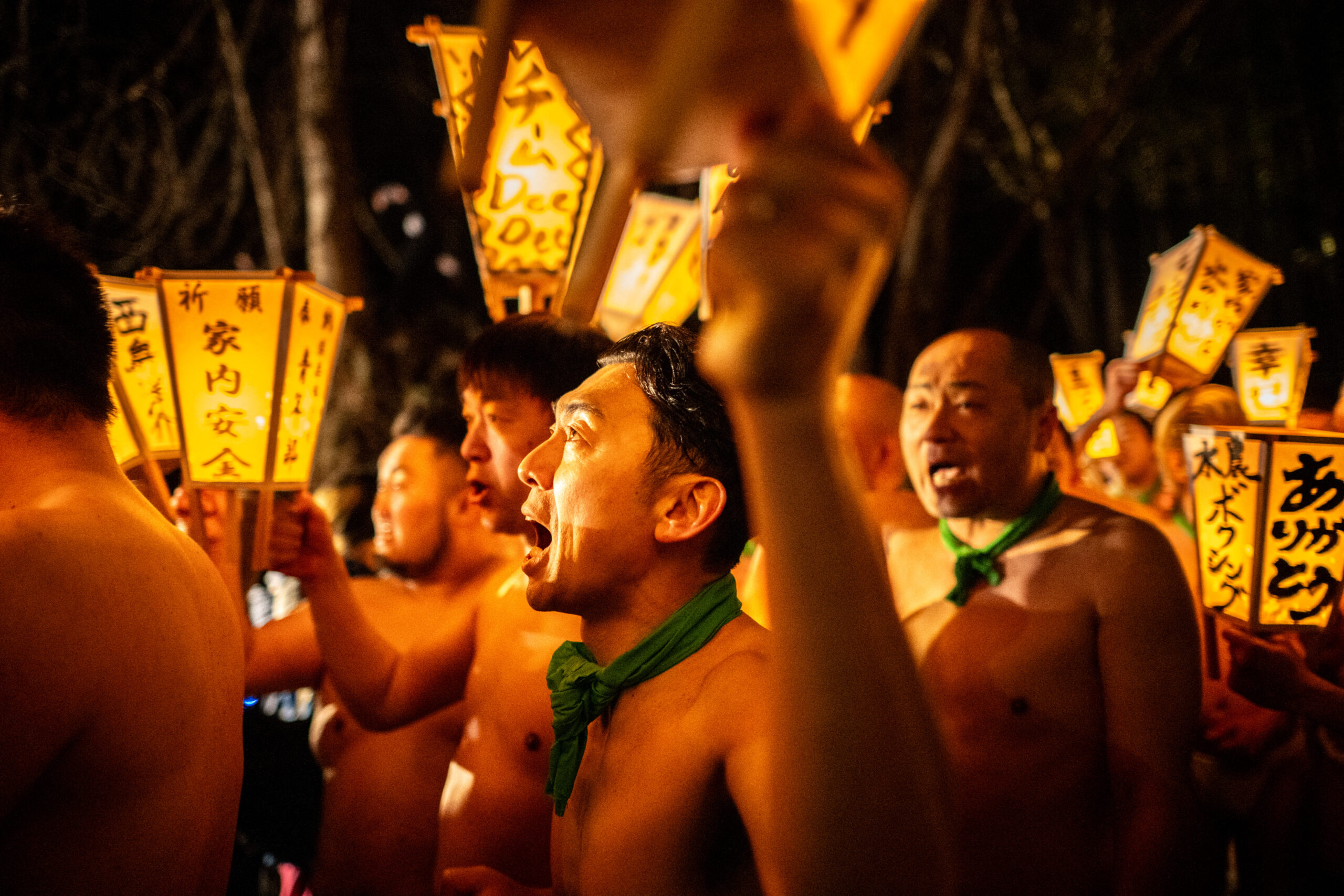 Japan-naked-man-festival-men-chanting
