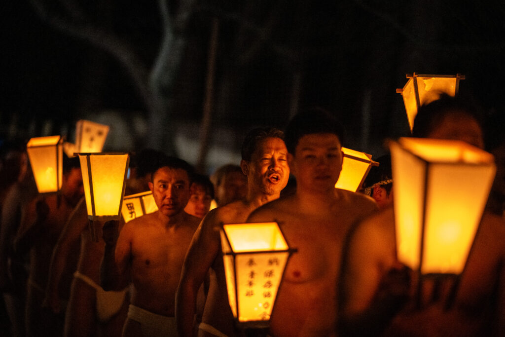 Japan-naked-man-festival-men-marching
