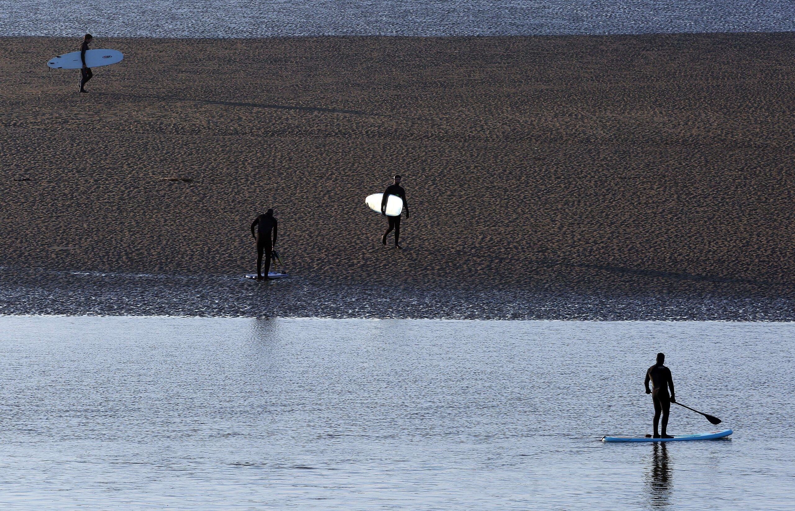 surfers-enjoying-severn-bore